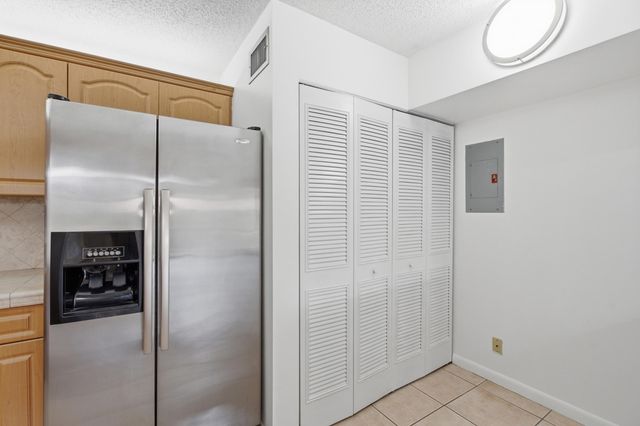 518 Shady Pine Way B2, Greenacres, FL 33415