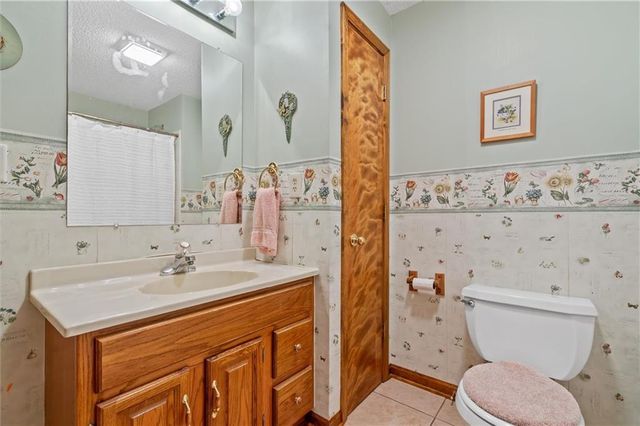 806 E 18th Street, Kearney, MO 64060