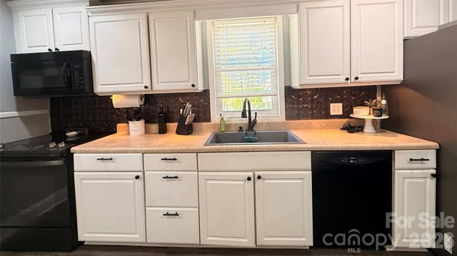 2925 Pine Street, Claremont, NC 28610