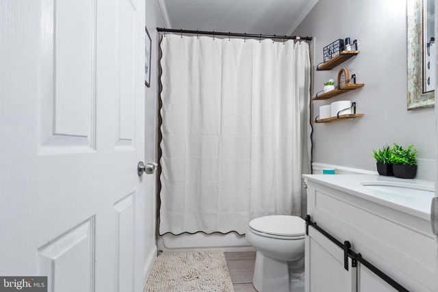 570 GREENBRIAR DR, Williamstown, NJ 08094