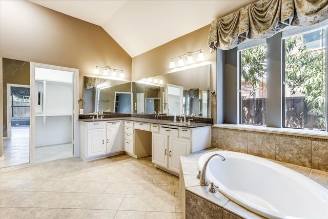 626 Waters Edge Way, Murphy, TX 75094