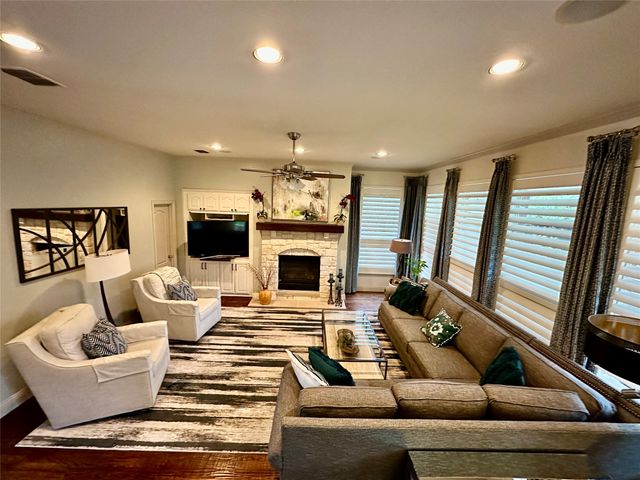 819 Shady Meadow Drive, Lewisville, TX 75077