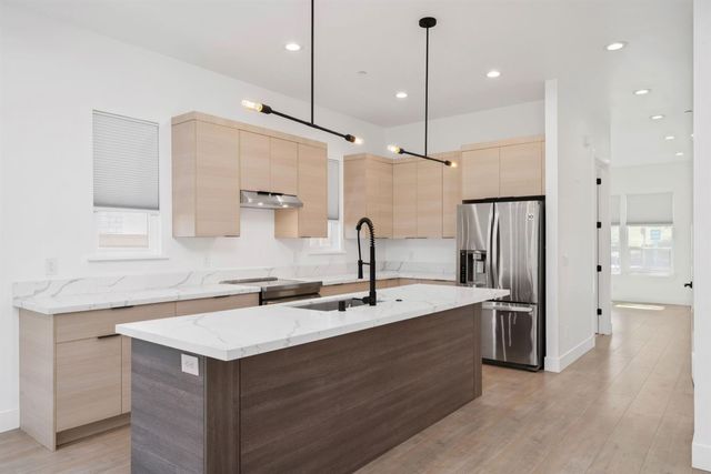 1429 W St, Sacramento, CA 95818
