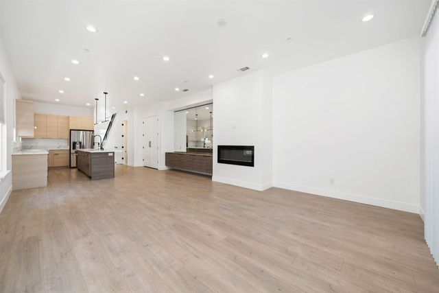 1429 W St, Sacramento, CA 95818