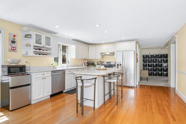 3 Indian Fern Dr, Nashua, NH 03062