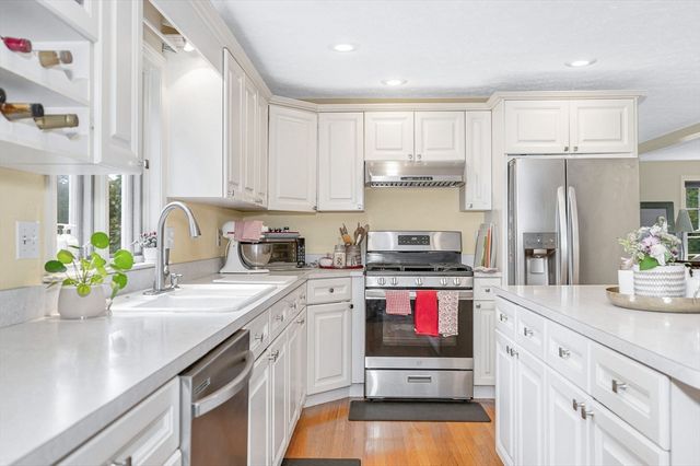 3 Indian Fern Dr, Nashua, NH 03062