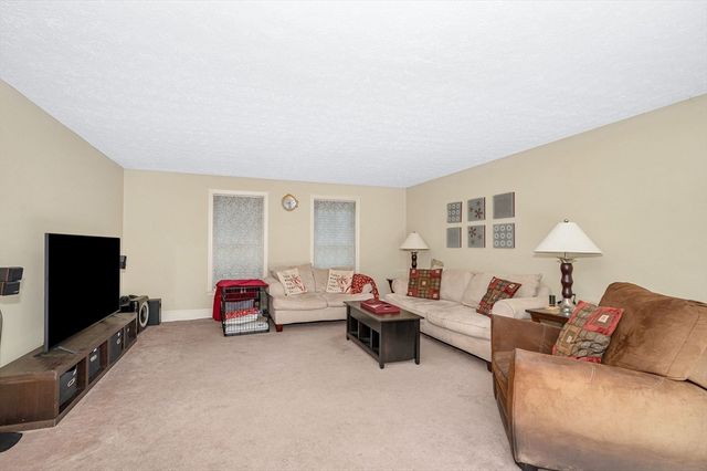 3 Indian Fern Dr, Nashua, NH 03062