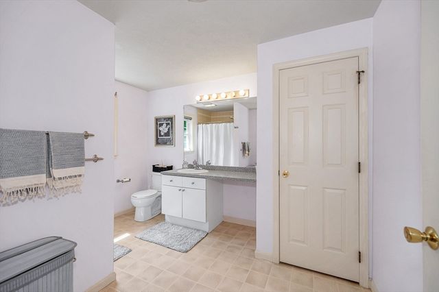3 Indian Fern Dr, Nashua, NH 03062