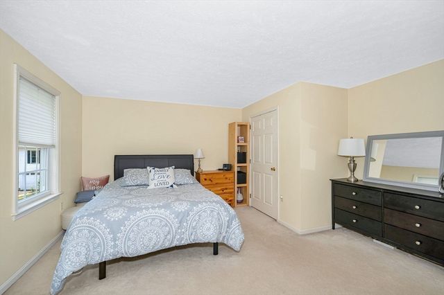 3 Indian Fern Dr, Nashua, NH 03062
