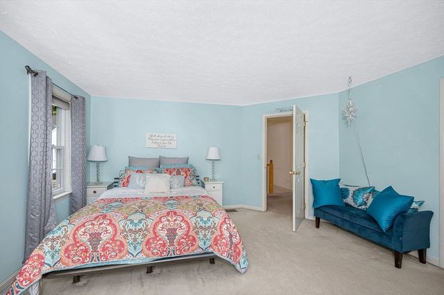 3 Indian Fern Dr, Nashua, NH 03062