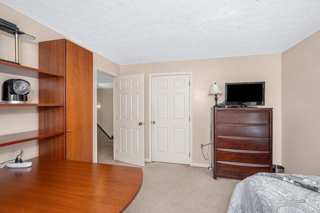 3 Indian Fern Dr, Nashua, NH 03062