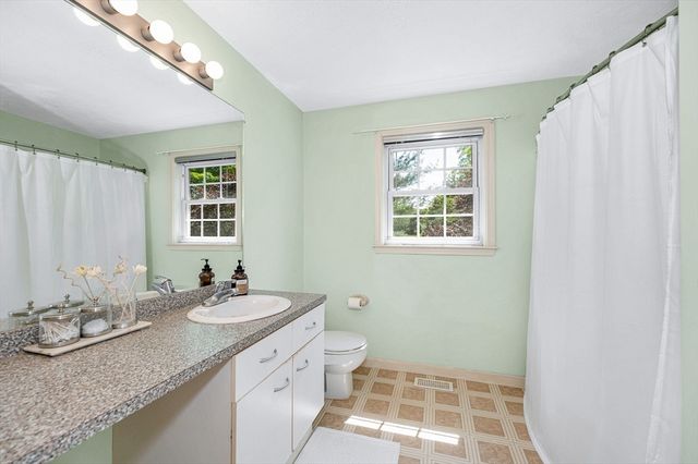3 Indian Fern Dr, Nashua, NH 03062