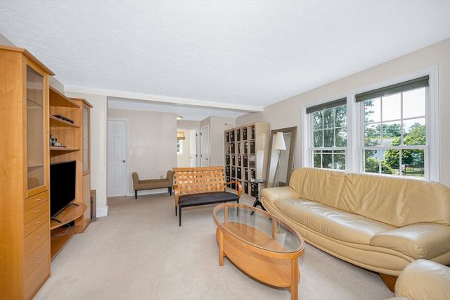 3 Indian Fern Dr, Nashua, NH 03062