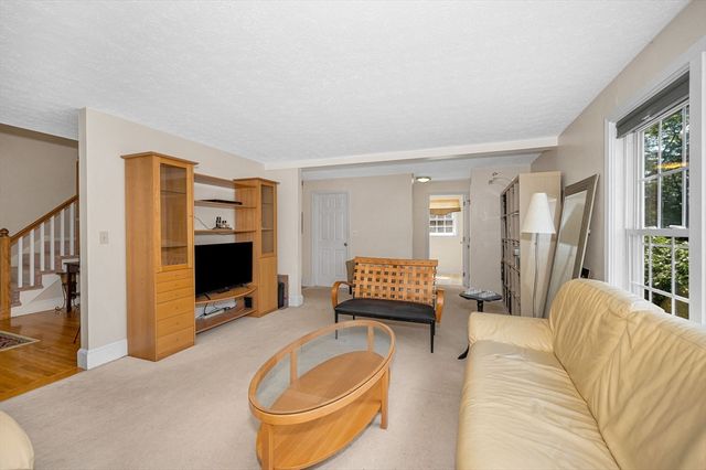 3 Indian Fern Dr, Nashua, NH 03062