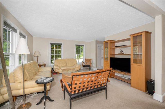 3 Indian Fern Dr, Nashua, NH 03062