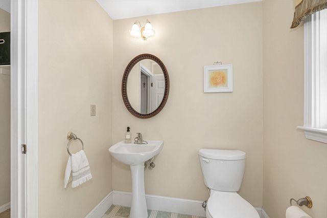 3 Indian Fern Dr, Nashua, NH 03062