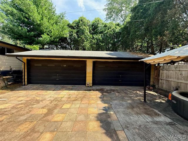 2350 Palm Drive, Florissant, MO 63031