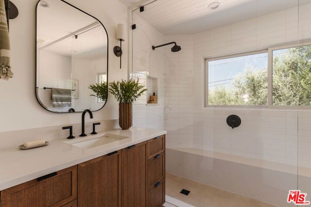 3823 Franklin Avenue, Los Angeles, CA 90027