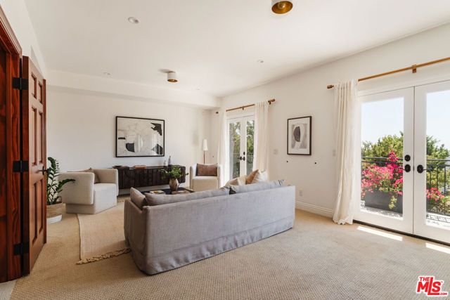 3823 Franklin Avenue, Los Angeles, CA 90027