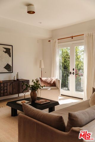 3823 Franklin Avenue, Los Angeles, CA 90027