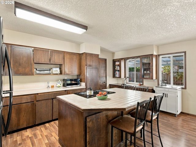 2595 Sw OAKWOOD Ct, Beaverton, OR 97003