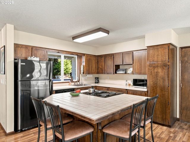 2595 Sw OAKWOOD Ct, Beaverton, OR 97003