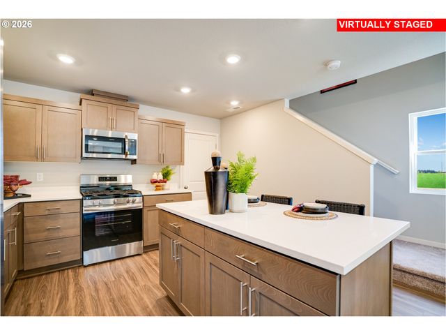 2422 Sawtelle Dr, Woodburn, OR 97071