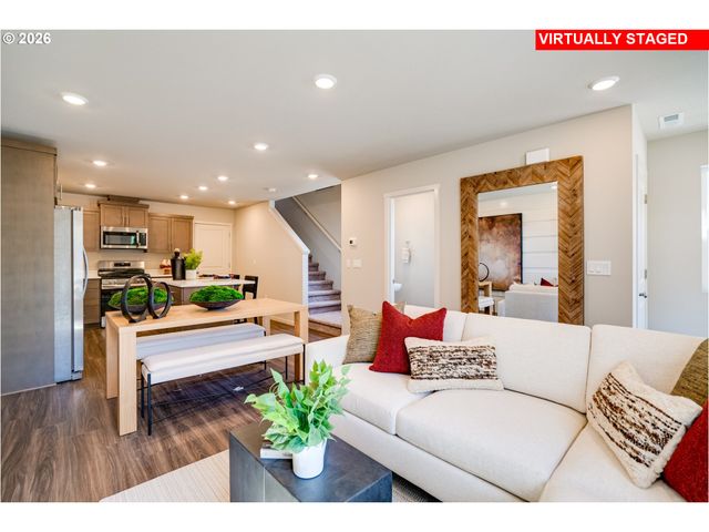 2422 Sawtelle Dr, Woodburn, OR 97071