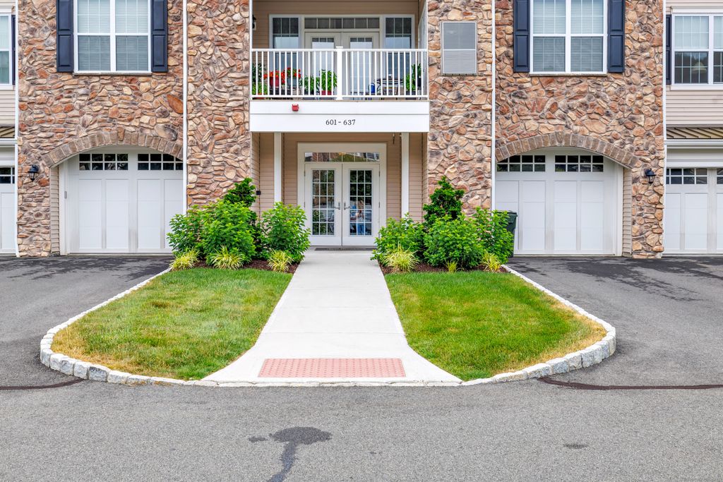 605 Brookside Court 605, Newtown, CT 06470