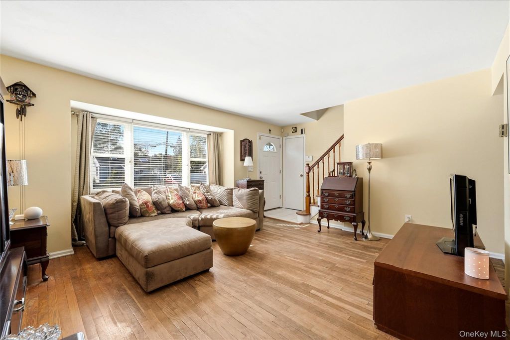 217 N Rutherford Avenue, Massapequa, NY 11758 — photo 4
