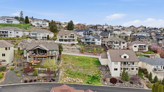 8703 E Blue Fox Ln, Spokane Valley, WA 99212