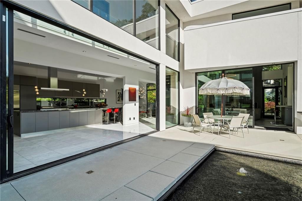 Image 8 of property listing at 937 Berkshire Road NE, Atlanta, GA 30324