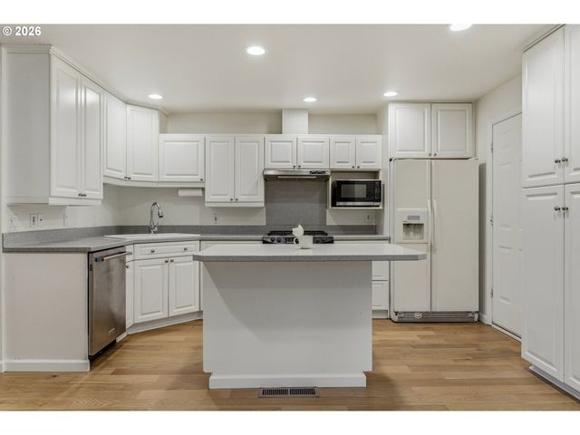 916 CUMBERLAND Rd, Lake Oswego, OR 97034