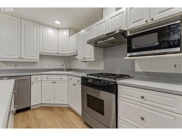 916 CUMBERLAND Rd, Lake Oswego, OR 97034