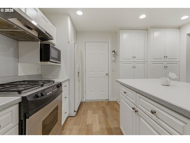 916 CUMBERLAND Rd, Lake Oswego, OR 97034