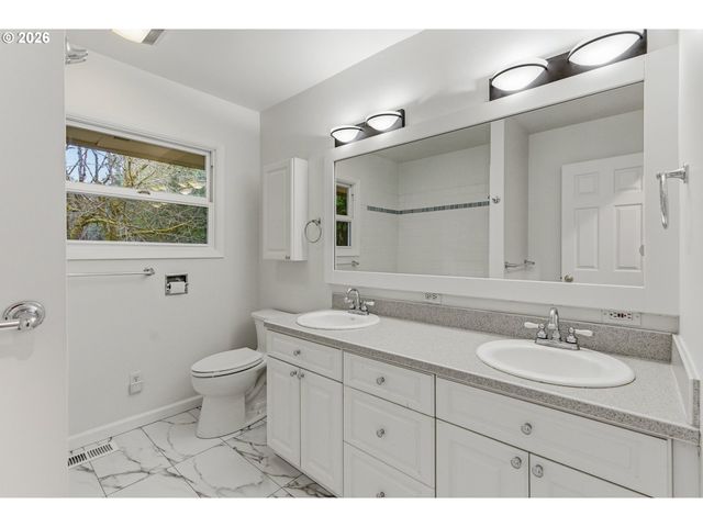 916 CUMBERLAND Rd, Lake Oswego, OR 97034