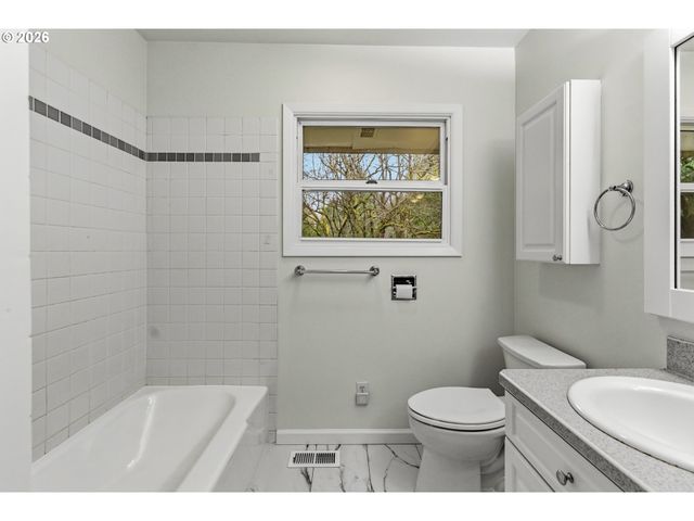 916 CUMBERLAND Rd, Lake Oswego, OR 97034