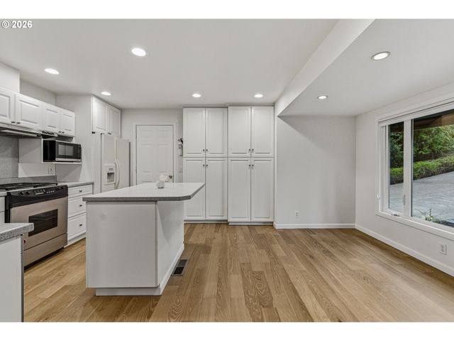 916 CUMBERLAND Rd, Lake Oswego, OR 97034