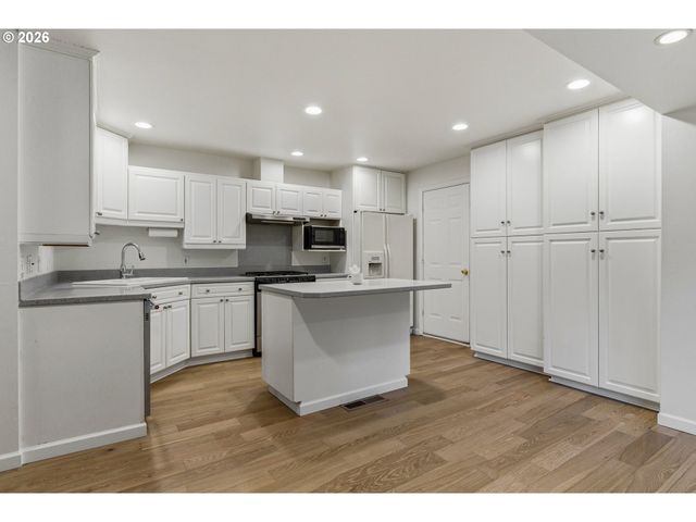 916 CUMBERLAND Rd, Lake Oswego, OR 97034