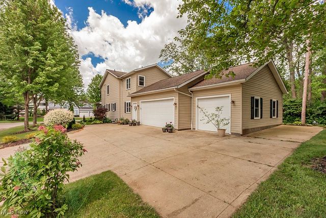 318 Hillside Lane, Chagrin Falls, OH 44022