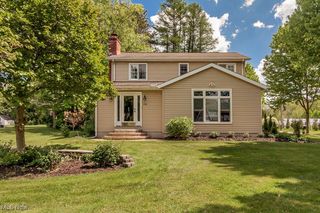 318 Hillside Lane, Chagrin Falls, OH 44022