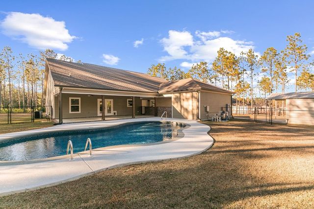 1382 Glen Lawrence Road, Cowarts, AL 36321