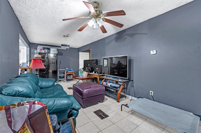203 Lazy Hollow Lane, Livingston, TX 77351