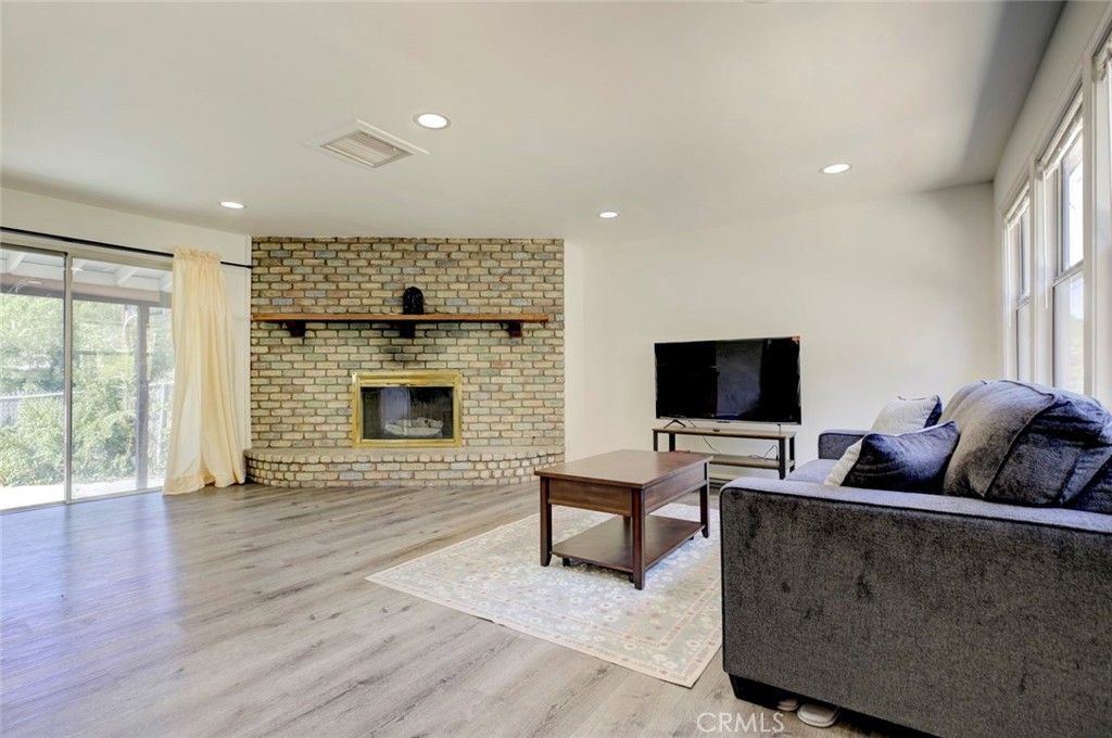 Image 11 of property listing at 3352 Montrose, La Crescenta, CA 91214