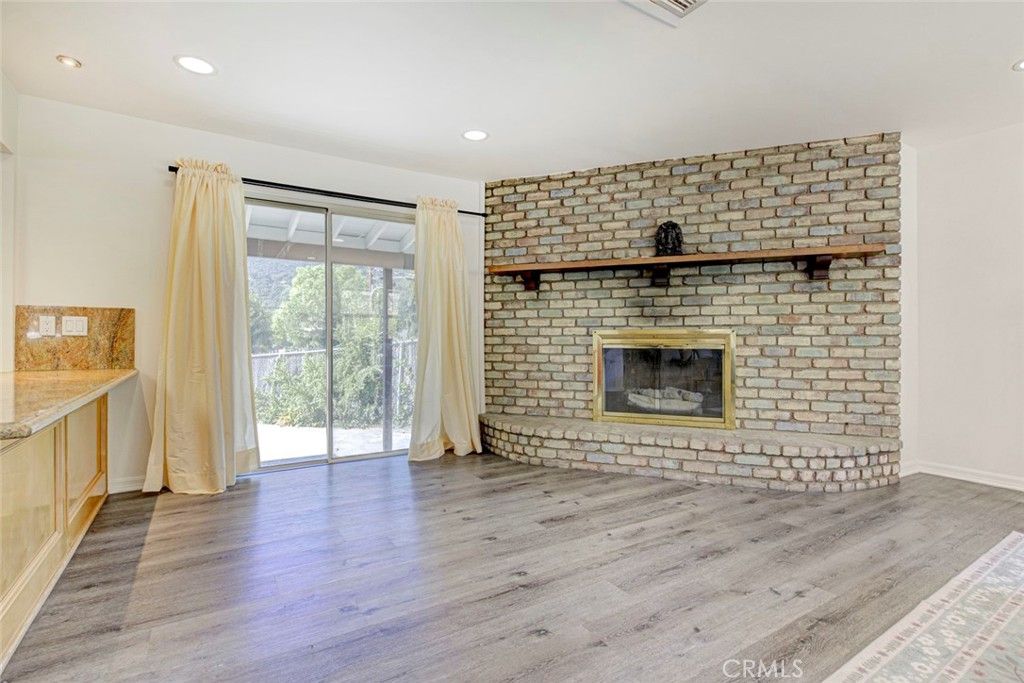 Image 12 of property listing at 3352 Montrose, La Crescenta, CA 91214