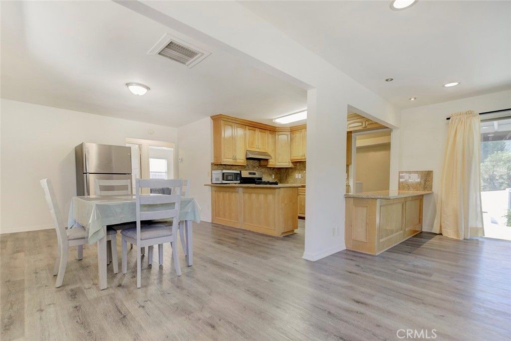 Image 14 of property listing at 3352 Montrose, La Crescenta, CA 91214