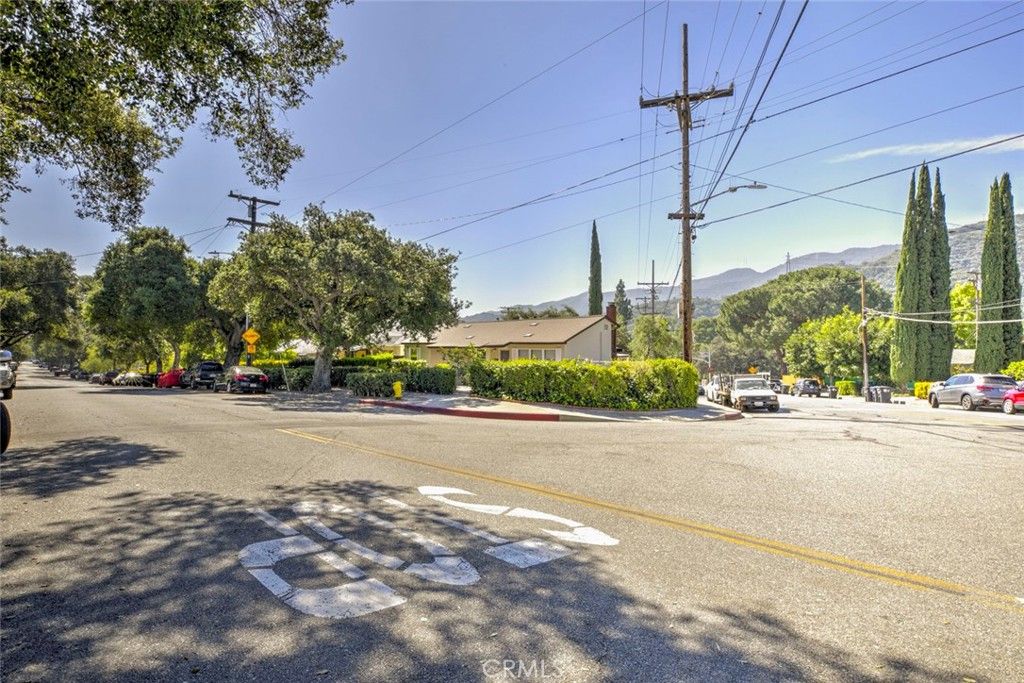 Image 6 of property listing at 3352 Montrose, La Crescenta, CA 91214
