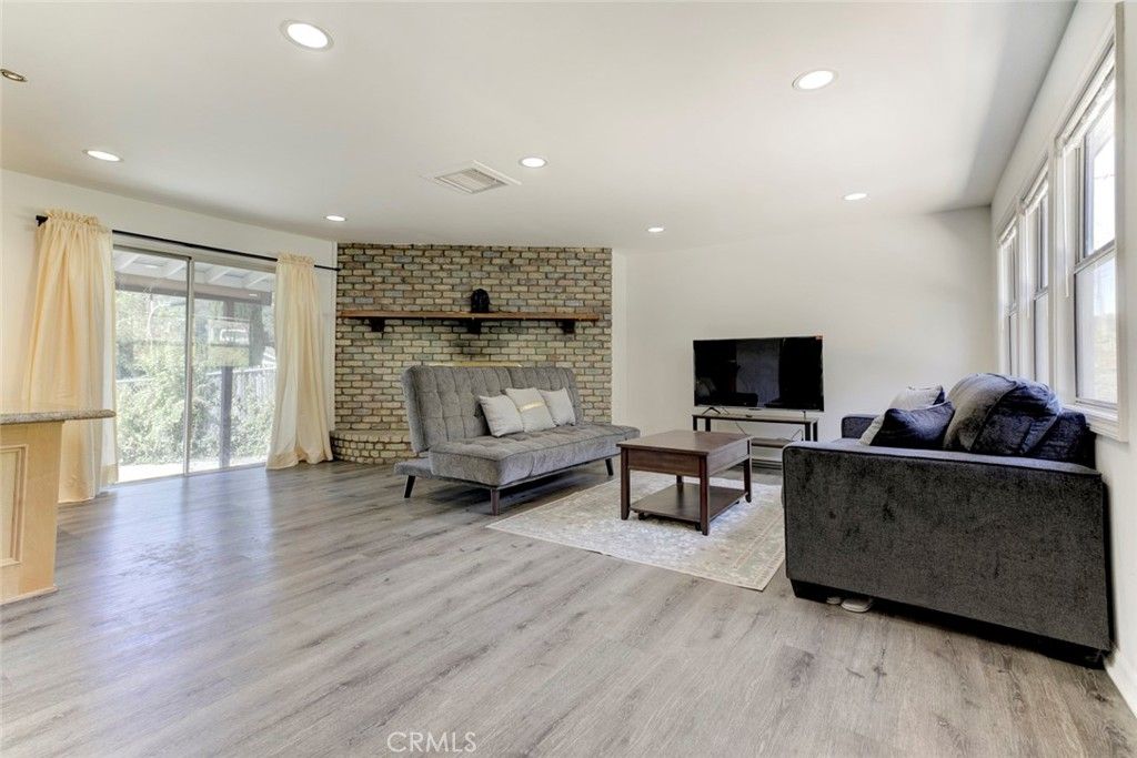 Image 9 of property listing at 3352 Montrose, La Crescenta, CA 91214