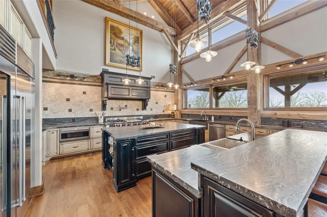 1000 River Trace Drive, Columbus, TX 78934