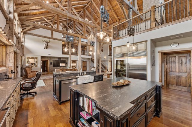 1000 River Trace Drive, Columbus, TX 78934